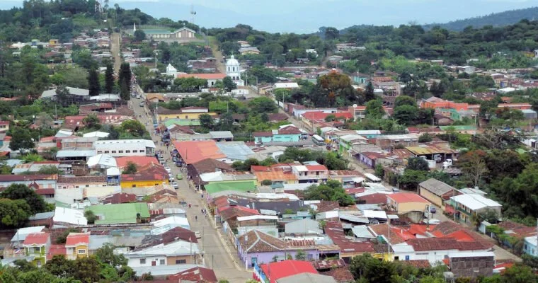 Descubre la belleza de la Ruta de las Flores en El Salvador.