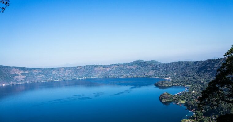 Descubre la belleza natural del Lago Coatepeque: turismo, actividades y más