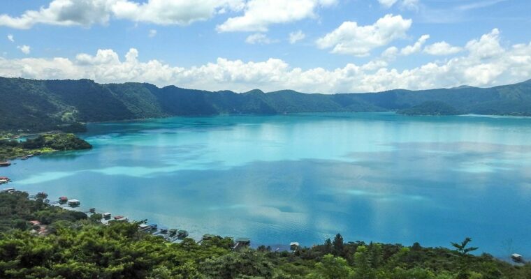 Descubre la belleza natural del Lago de Coatepeque en El Salvador