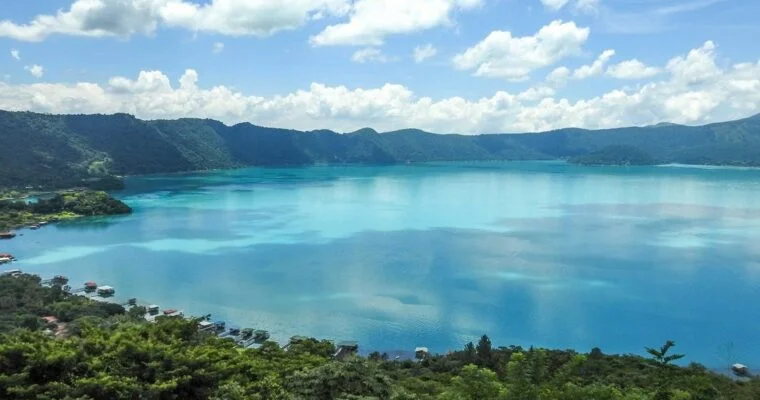 Descubre la belleza natural del Lago de Coatepeque en El Salvador